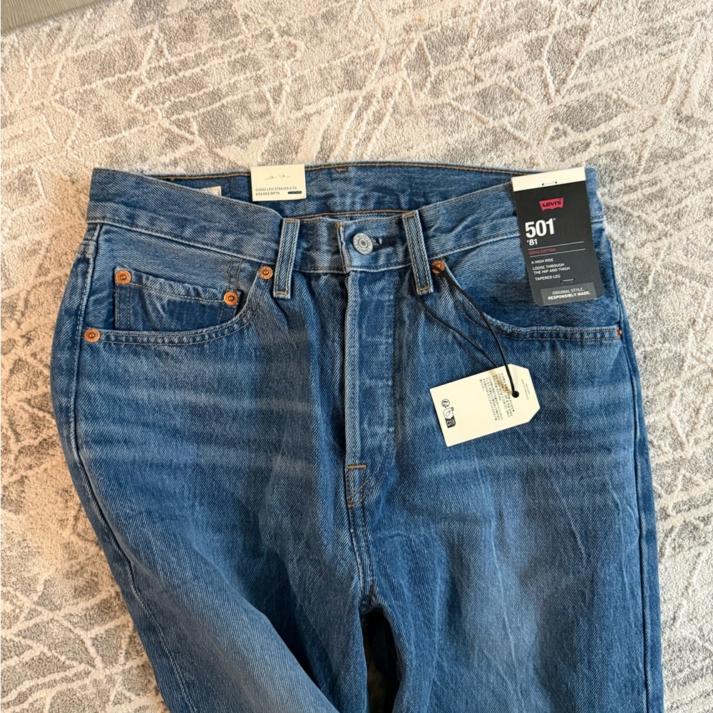 NWT Levi's Women's Jeans in Blue - Picture 3 of 6